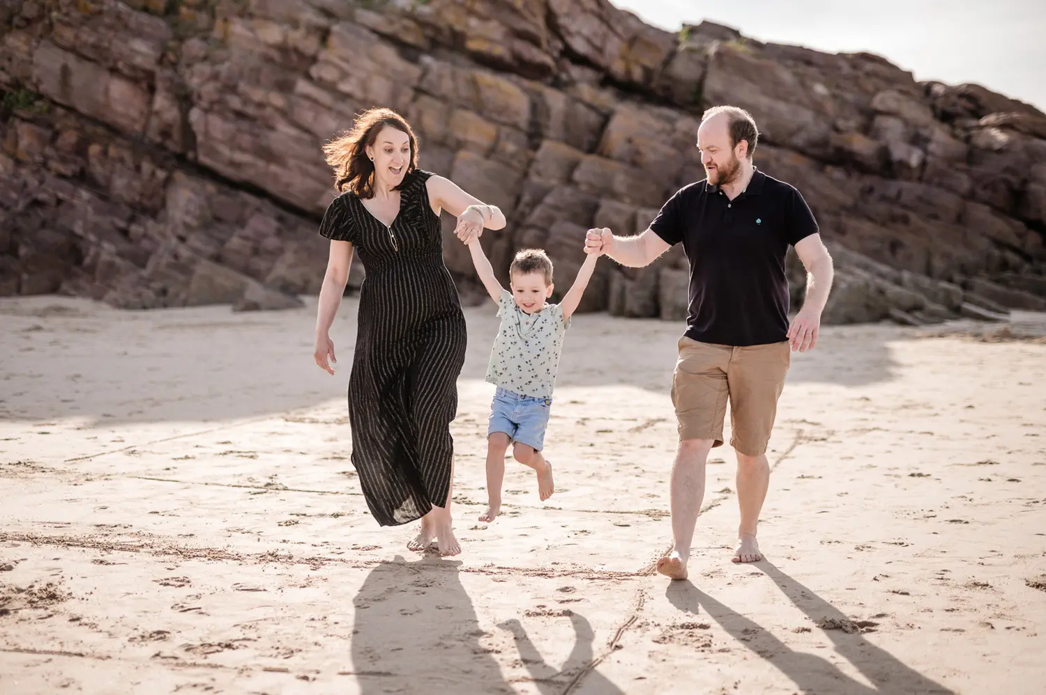 Photographe à Nantes. Parents soulevant leur enfant dans les airs