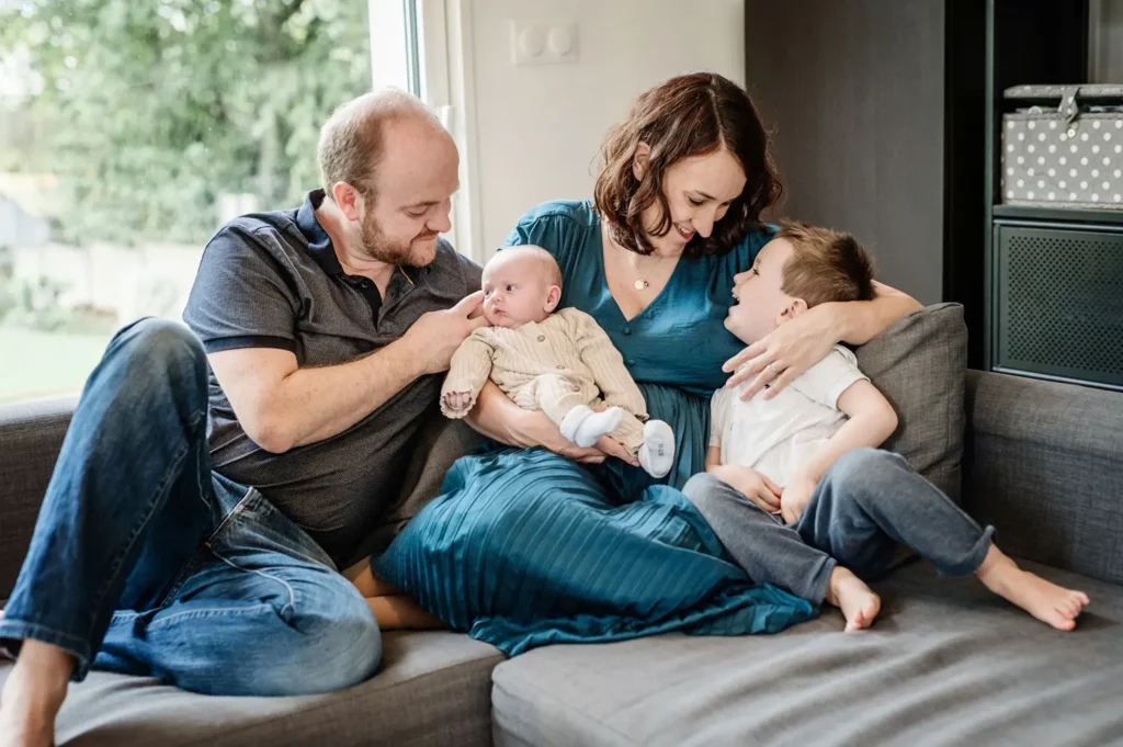Famille réunit lors d'un moment de joie sur le canapé