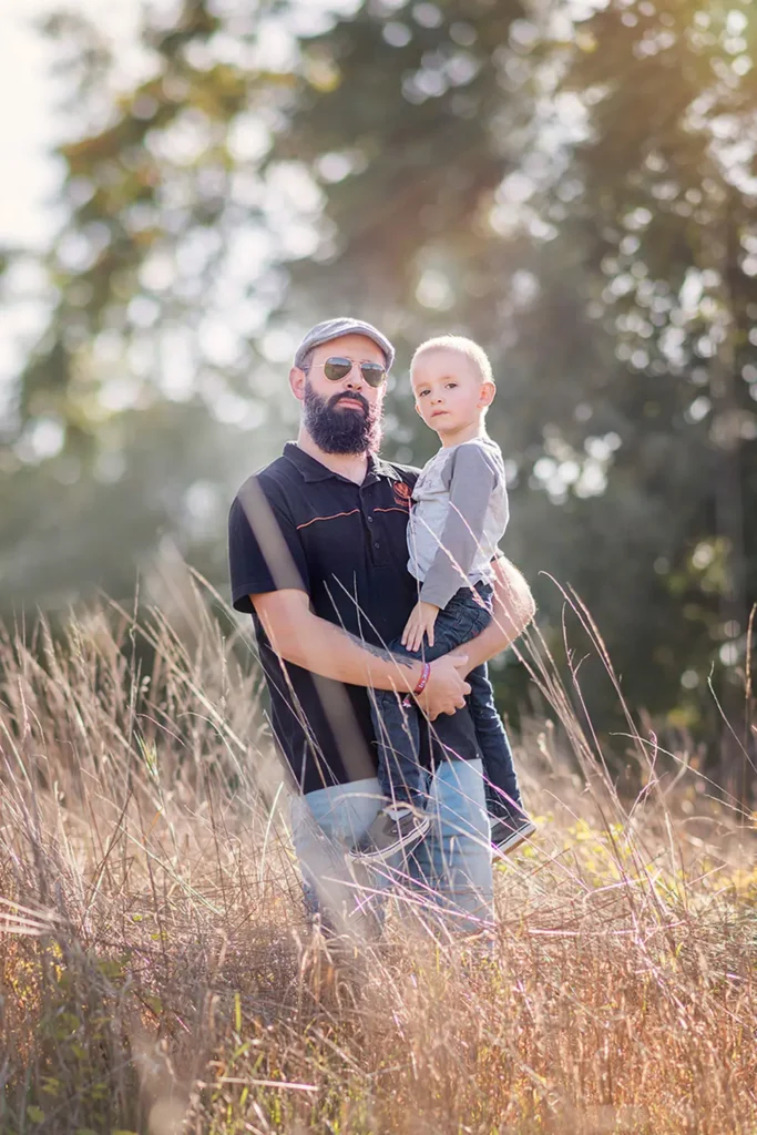 Père qui porte son enfant dans la nature