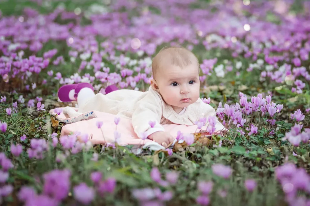 Bébé allongé dans les fleurs.