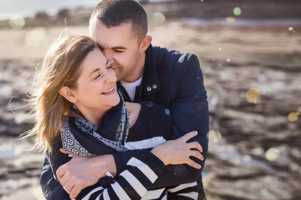 Parents qui s'enlacent