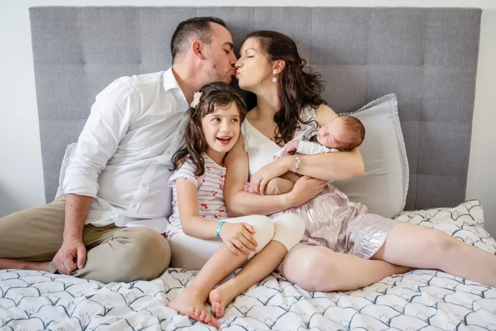 Parents qui s'embrassent et les enfants sont à leur côté.