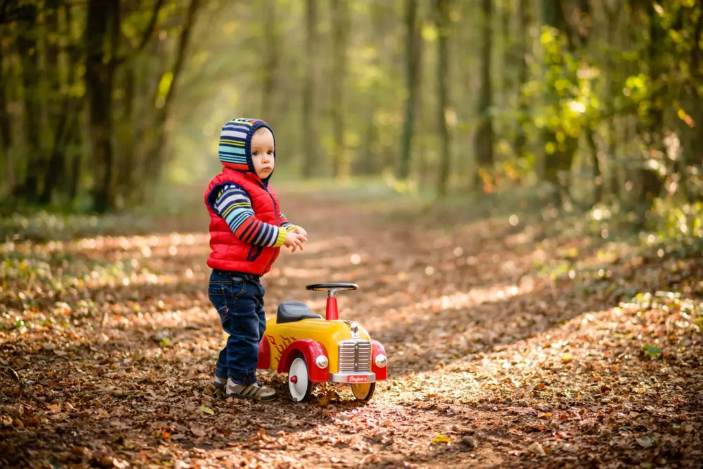 Enfant jouant dans la forêt automnale