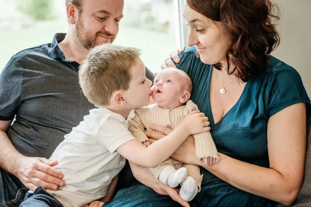 Famille réunit autour de bébé.
