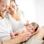 Parents qui porte leur nouveau né tendrement