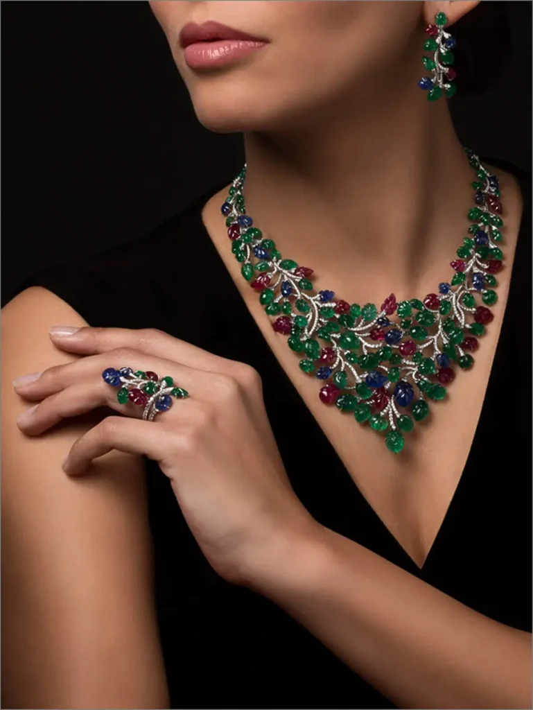 Mannequin portant une parure en émeraudes, saphirs, rubis et diamants