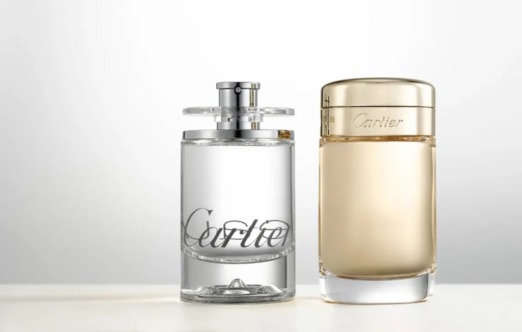 Ensemble de parfum de la même marque posé sur fond blanc lumineux