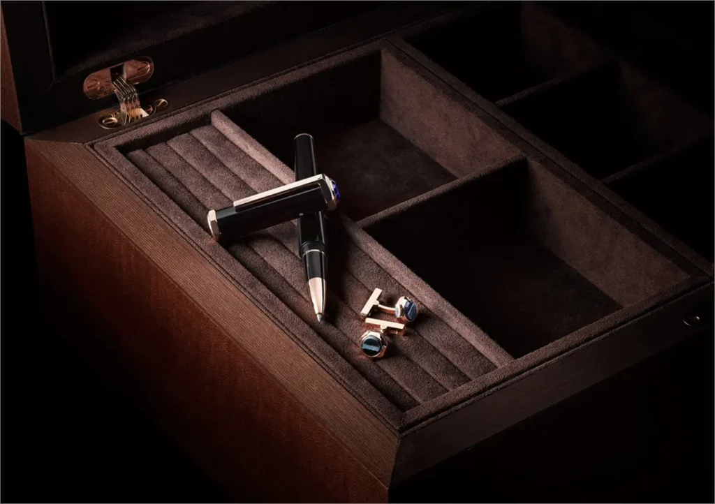 Un stylo et des boutons de manchette posés dans un écrin.