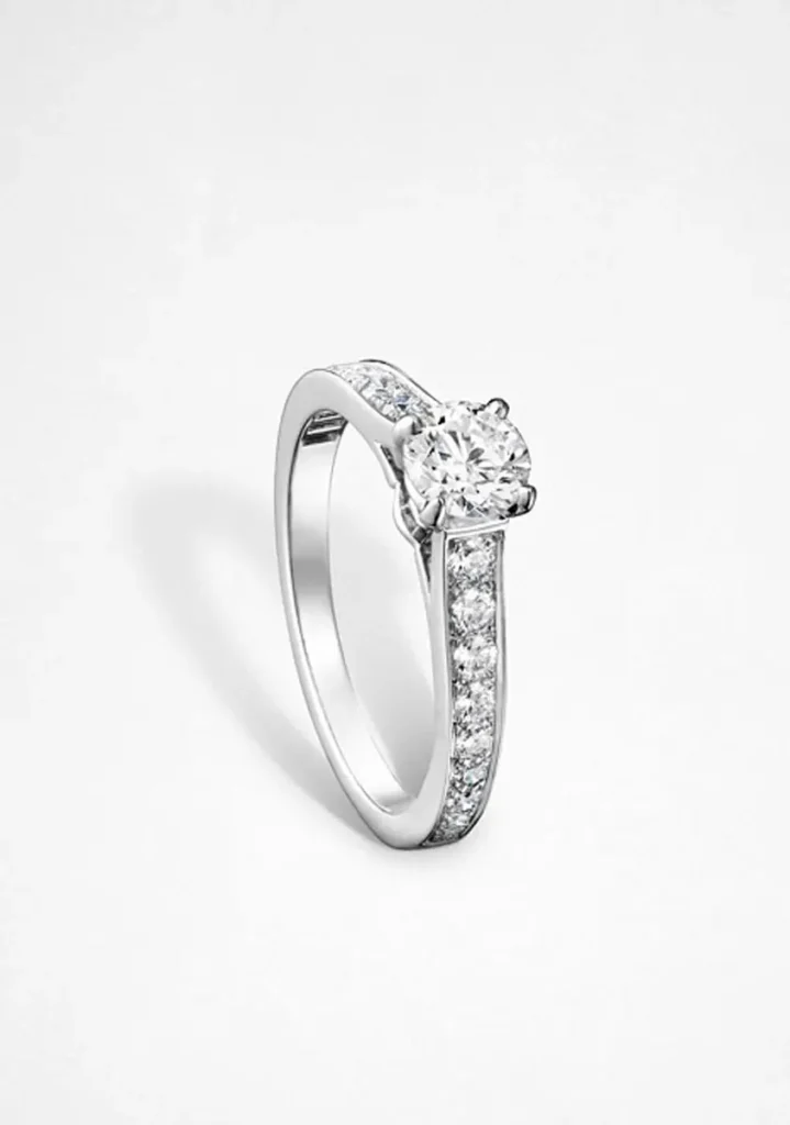 Bague en diamant sur fond blanc