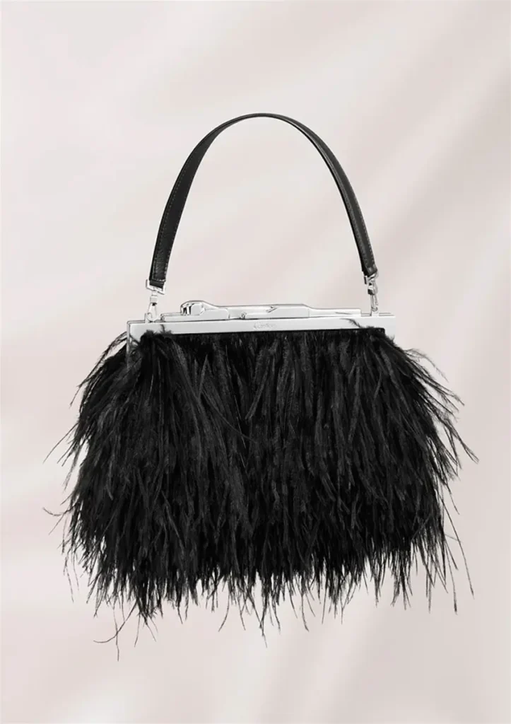 Sac à main en plume d'autruche sur fond blanc