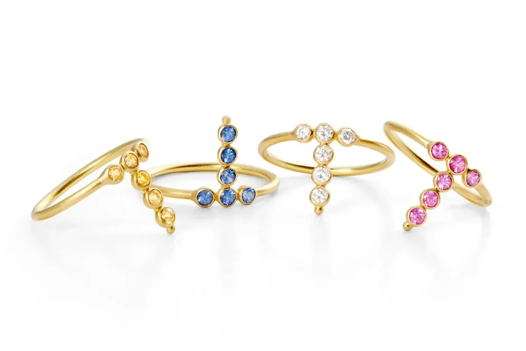 Ensemble de bagues sur fond blanc avec une ombre portée