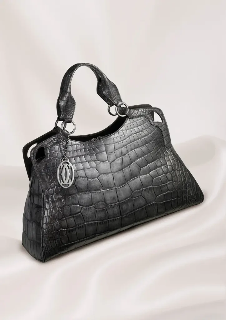 Sac à main en peau de crocodile sur un drapé crème