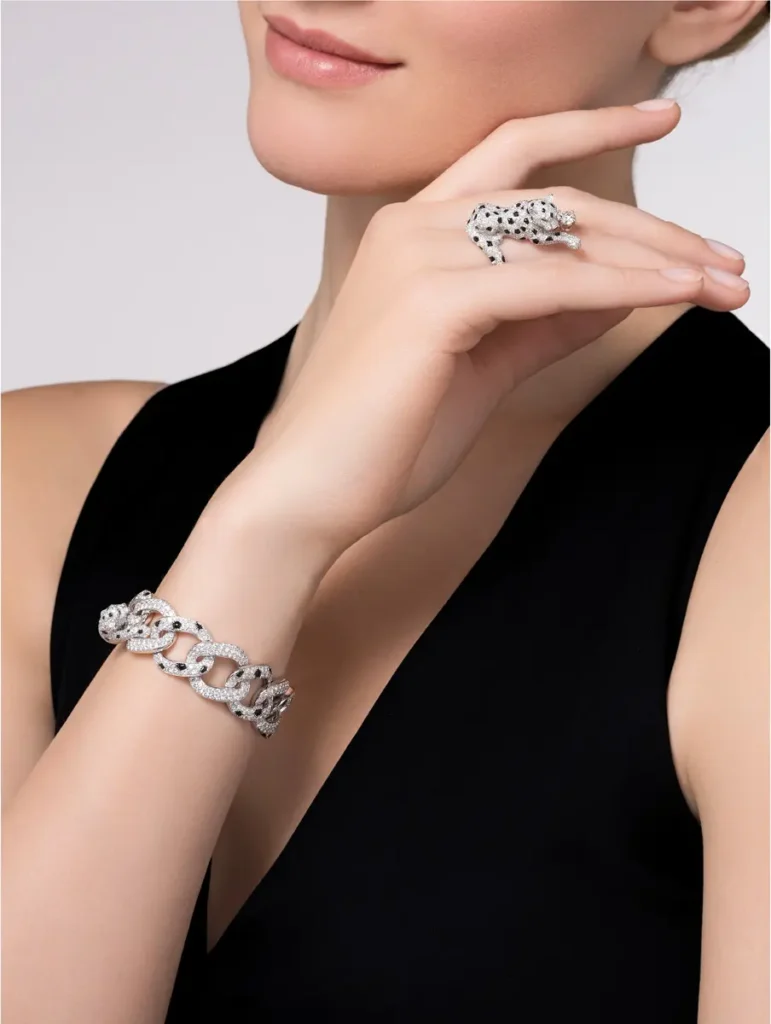 Assortiment de bague et bracelet en diamant portés par une mannequin.