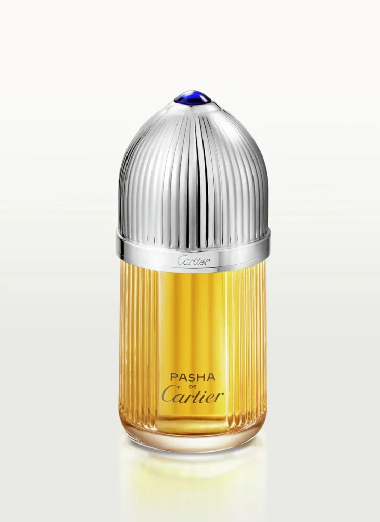 Flacon de parfum sur fond blanc avec un reflet au sol.