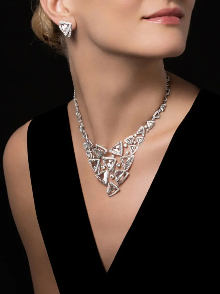 Mannequin avec une parure de bijoux en diamant