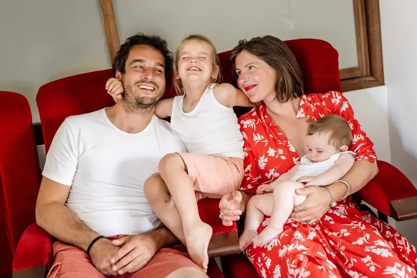 photographe Famille qui rigole ensemble à nantes